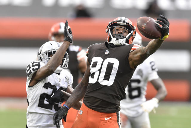 Carr, Raiders overcome windy, wintry weather to down Browns