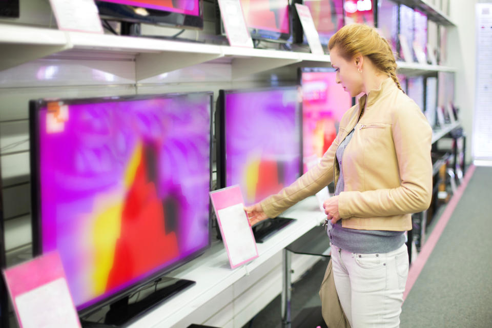 Auf der Suche nach der Top-Bild­qualität landet man derzeit bei Fernsehern mit organischen Leuchtdioden (OLED). Sie gibt es ab 140 Zenti­meter Bild­diagonale (55 Zoll). Ihre Vorteile gegen­über der LCD-Technik: Sattes Schwarz, starke Kontraste, weiter Blick­winkel. (Bild: Getty)