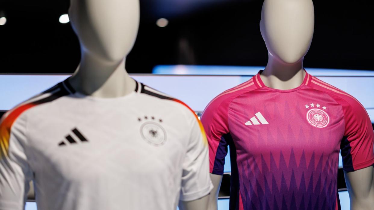 Barbie trägt sie, Lionel Messi genauso, nun auch die DFB-Elf: die Farbe Pink. (Bild: dpa)