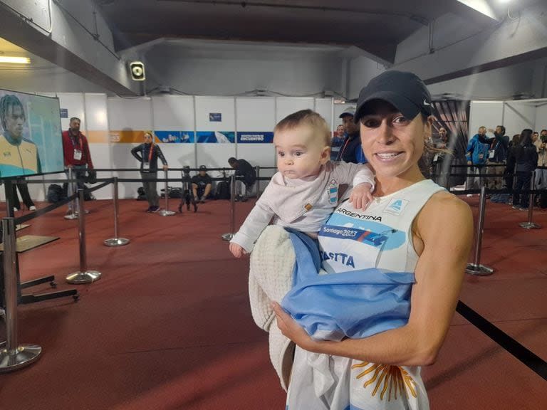 Belén Casetta junto a su hija, Lina, nacida en mayo; seis meses después se lució en Santiago de Chile