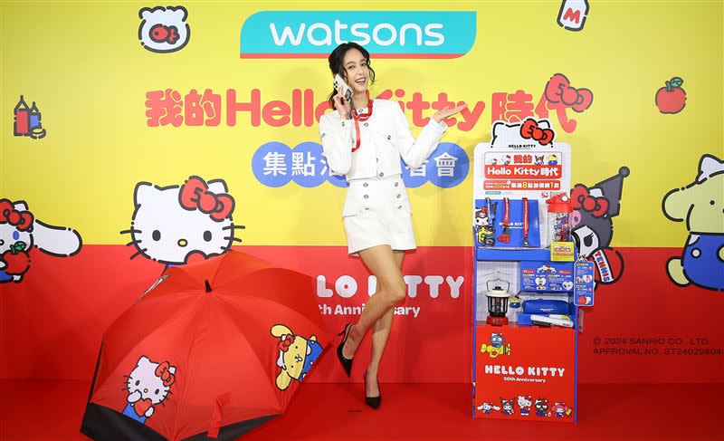 屈臣氏「我的 Hello Kitty 時代」集點商品【隨性搭手機掛繩】搭配手機使用，不僅攜帶方便，更是時尚穿搭配件，【快樂自由傘】延伸傘片設計提供超大空間，能輕鬆遮風擋雨，就算雨天也能自由快樂。（圖／品牌業者提供）