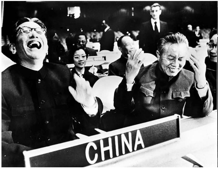 1971年10月25日，聯合國大會通過第2758（XXVI）號決議，出席大會的中華人民共和國外交部副部長喬冠華放聲狂笑(左一)，右一為中國常駐聯合國代表黃華/翻拍《新華社》資料照片 