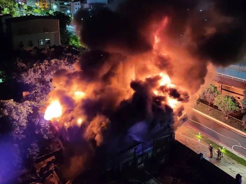 ▲新竹市東大路一段「正義輪胎行」，2022年6月15日深夜突然竄出惡火，釀成11口之家8死的慘劇。（圖／翻攝畫面）