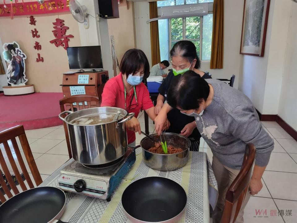 ▲彰化榮家舉辦懷舊美食活動，邀請鹿港傳統市場美食家傳授經典麵線糊與蔬菜煎餅，讓長輩們大快朵頤。（圖／記者陳雅芳攝）