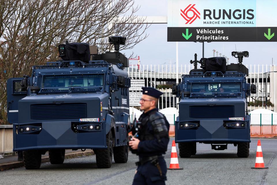 Des gendarmes sécurisant les alentours du marché de Rungis, dans le sud de Paris, le 31 janvier 2024.