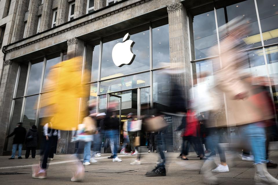 FTSE Hamburg, Germany. 02nd May, 2023. The logo of the US technology company Apple can be seen above the entrance to the Apple Store Jungfernstieg in the city center (long shutter speed shot). Apple announces figures for the 2nd quarter on 04.05.2023. Credit: Christian Charisius/dpa/Alamy Live News