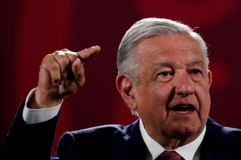 Foto de archivo. El presidente de México, Andrés Manuel López Obrador, gesticula durante una conferencia de prensa en el Palacio Nacional en Ciudad de México