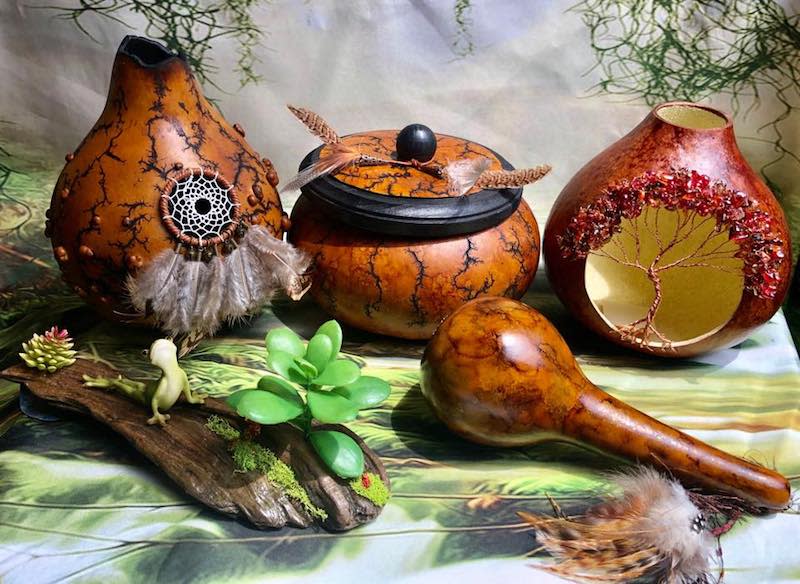 Robb' gourd art pieces are shown.