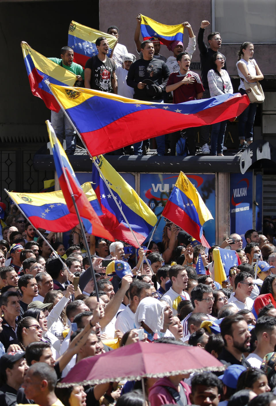 Los partidarios del autoproclamado presidente interino Juan Guaidó se manifiestan contra el gobierno del presidente Nicolás Maduro en Caracas, Venezuela, el martes 12 de febrero de 2019. (AP Foto / Ariana Cubillos)