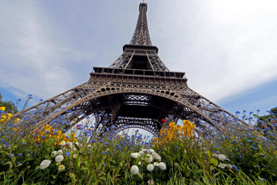 Flowers are seen in front of the Eiffel Tower on a sunny spring day in Paris, France, May 8, 2016. (Jacky Naegelen/REUTERS)
