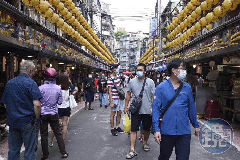 陳時中表示，台灣疫情走向與新加坡類似，「都是丘陵的形式」，預估「10天內情況會很清楚」。（本刊資料照）