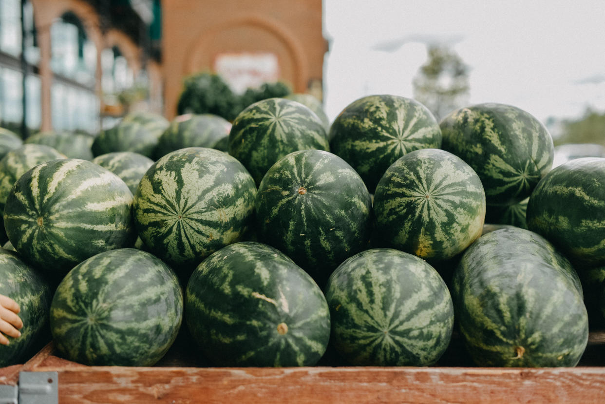 Mehrere Wassermelonen auf einem Markt