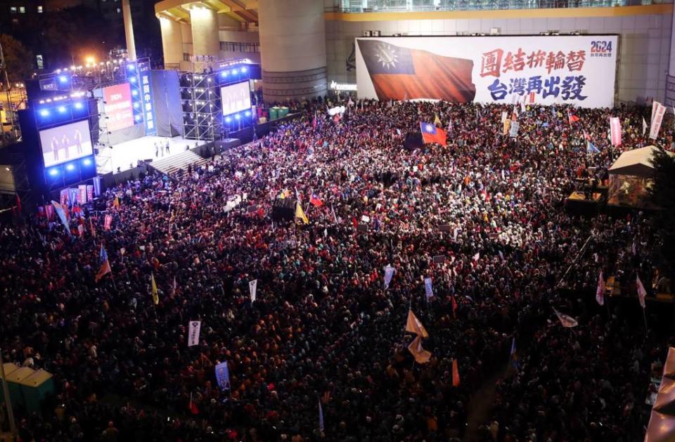 國民黨總統、副總統候選人侯友宜、趙少康《贏回中華民國》選前之夜12日在板橋第一運動場前廣場舉行，眾多支持者站出來力挺侯友宜，廣場擠滿人潮。（劉宗龍攝）