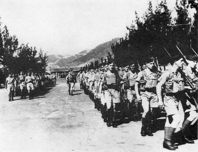 在前任駐港英軍司令賈比錫的爭取下，加拿大政府同意派遣皇家加拿大來福槍營和溫尼伯榴彈兵營經成「C 部隊」增援香港。圖為 1941 年 11 月 16 日，溫尼伯榴彈兵營抵港的情況，而在約 3 星期後的 12 月 8 日早上，日軍戰機經廣州南下香港，轟炸啟德機場，掀起歷時 18 日的「香港保衛戰」。（圖：Imperial War Museum, London）