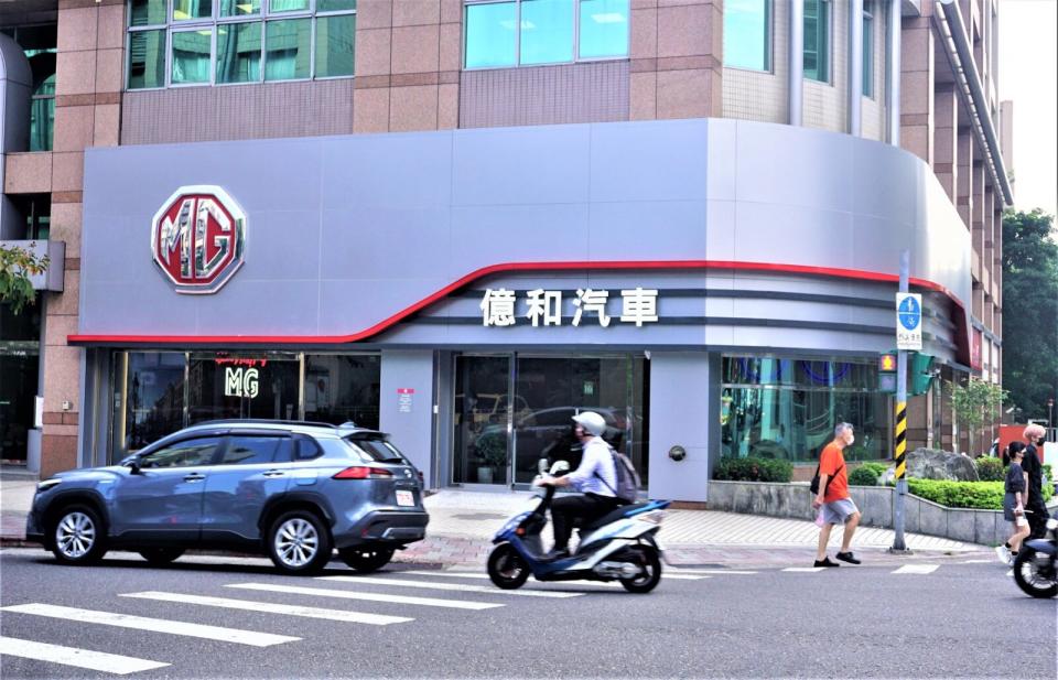 MG HS十月份雖僅掛牌新車292輛，但隨料件陸續到位，總代理聲稱接單已經破三千張，或將對準百萬SUV級距造成震撼，且各通路也陸續上場，就像圖中台北內湖億和汽車門前恰巧路過的新神車Corolla Cross，MG HS大欺小的高性價比，似乎正在改變市場版圖。