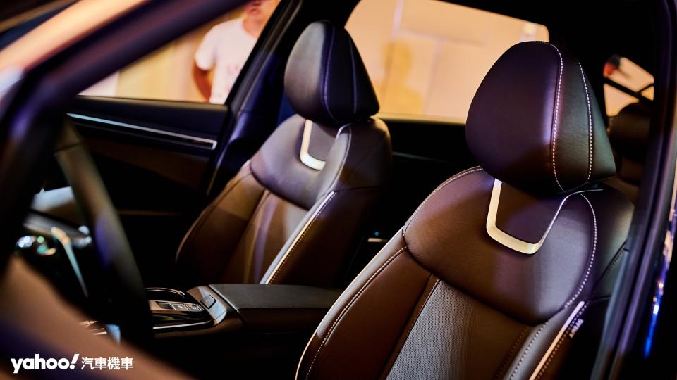 頂規車型配有加熱/通風雙機能的電動可調雙前排座椅。