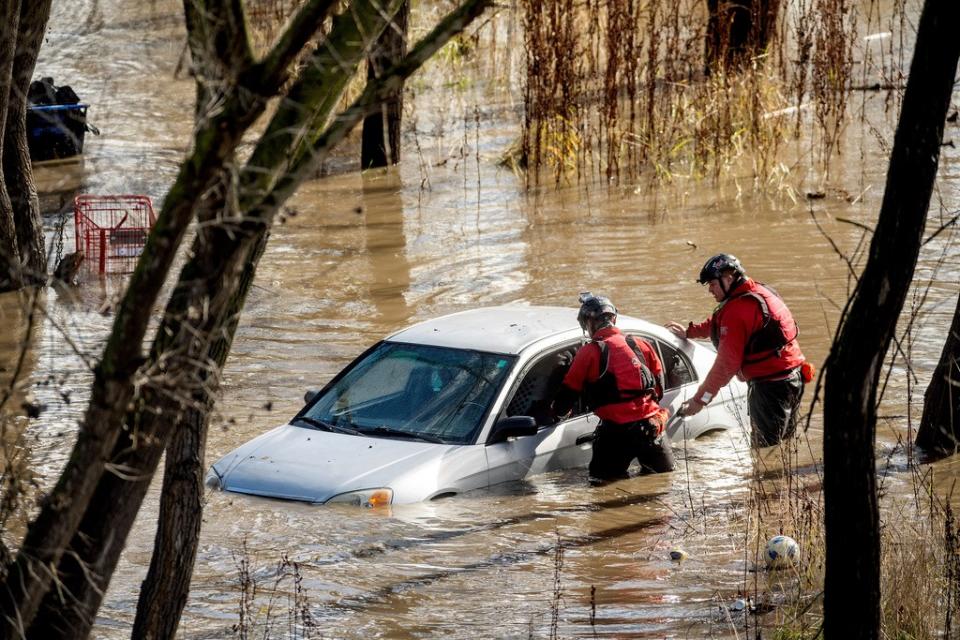 美國加州再度受到大氣河流帶來的暴雨侵襲，洛杉磯市區多地發生土石流災情。美聯社