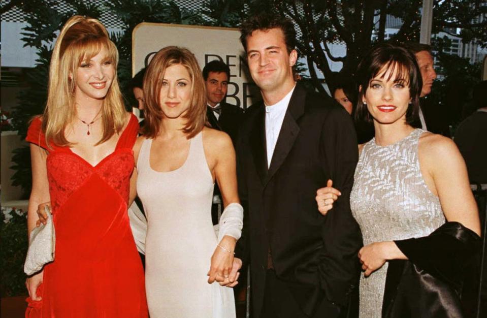 Lisa Kudrow, Jennifer Aniston, Matthew Perry y Courteney Cox en los Globos de Oro de 1996 (AFP vía Getty Images)