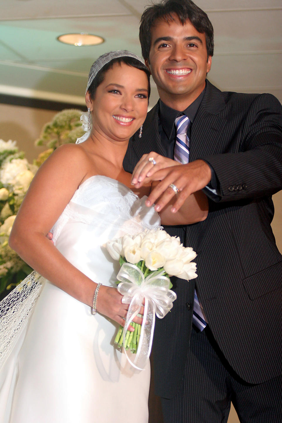 Luis Fonsi y Adamari Lopez el día de su boda. ( GV Cruz/WireImage)