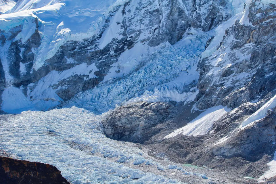 Der Khumbu-Eisfall sieht aus wie ein gefrorener Wasserfall. Das Eis fällt langsam den Berg hinunter, während sich der Khumbu-Gletscher zurückzieht. - Copyright: InnerPeaceSeeker/Getty Images