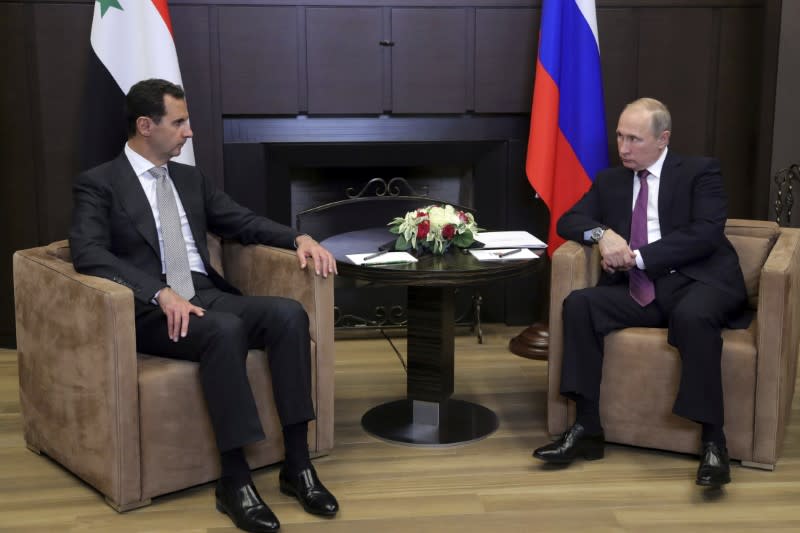 Vladimir Poutine a longuement rencontré lundi soir Bachar al Assad pour évoquer la perspective d'un règlement politique à la guerre en Syrie, dont l'organisation Etat islamique (EI) est désormais quasi évincée. /Photo prise le 20 novembre 2017/REUTERS/Kremlin/Sputnik/Mikhail Klimentyev