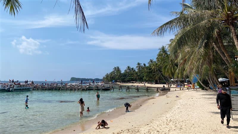 ▲台灣旅客赴富國島旅遊被丟包，近300名台灣旅客聚集在飯店大廳和地接社人員溝通。（資料照／記者楊晏琳攝影）

