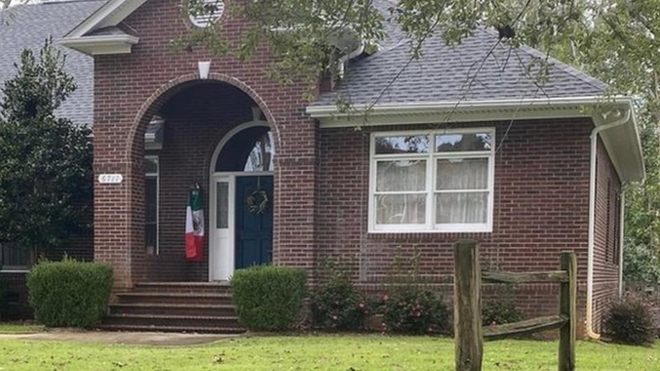 Una casa en Wilmington con una bandera mexicana