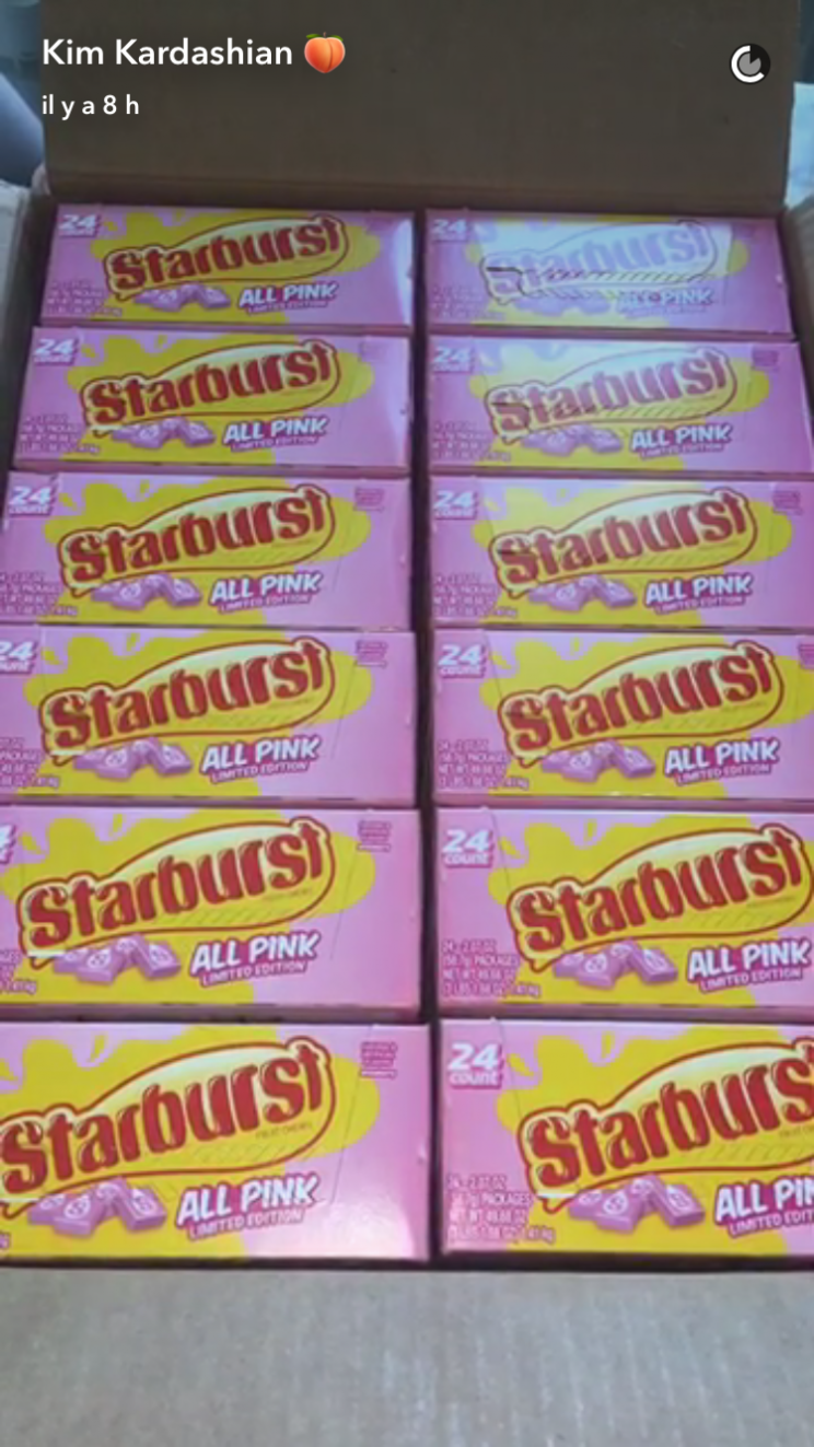 <p>Quelle surprise ! Ce week-end, Kim Kardashian a eu la chance de recevoir des cartons entiers des bonbons américains Starburst saveur fraise.</p>