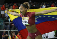 <p>En el 2015, Yulimar ya figuraba entre las diez mejores triplistas del mundo. Pero para ser la mejor necesitaba un entorno deportivo de primer nivel que no poseía en Venezuela.</p> <p>Se aventuró a enviar un mensaje por redes sociales a la leyenda del salto triple Iván Pedroso. El deportista cubano, convertido en un entrenador de estrellas en España, ya había notado el talento de Yulimar y se animó a ser su mentor.</p> <p>Desde ese momento, la carrera de la entonces venteañera se catapultó. Yulimar llegó un par de meses después a Guadalajara, la localidad de Castilla-La Mancha, donde Pedroso tambien entrena a Nelson Évora, Ana Peleteiro, Nubia Soares y Alexis Copello.</p> <p>La ferrea disciplina del entrenador cubano, la entrega de Yulimar y el roce diario con atletas de alto nivel le permitieron ser la gran sorpresa de la temporada de invierno. Sólo cuatro meses después de llegar a España, Yulimar ganó el oro en el Campeonato Mundial de Atletismo bajo techo en Portlando, al saltar 14,41 metros.</p> <p>La imagen muestra la celebración de Yulimar al saberse triufadorda el 19 de marzo de 2016.</p> <p>(AP Photo/Elaine Thompson)</p> 