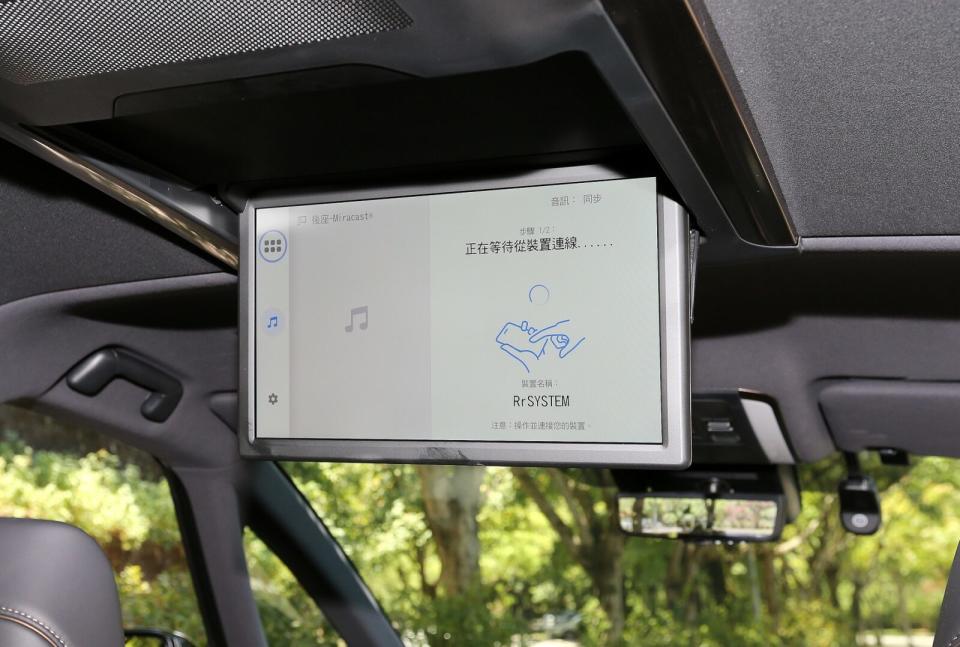 可提升車室娛樂性的後座14吋吸頂式影音系統，可透過藍牙、Apple CarPlay、Android Auto以及HDMI等方式連結。