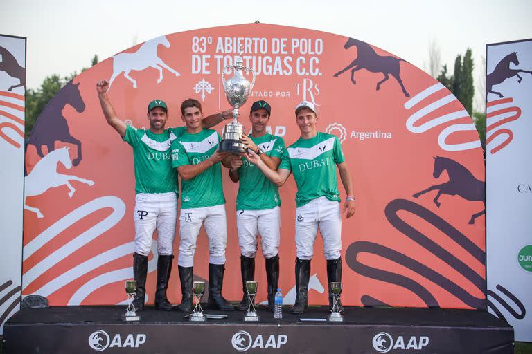 La Copa Emilio de Anchorena descansa en manos de Facundo Pieres (11ª vez), Camilo Castagnola (2ª), Pablo Mac Donough (12ª, récord) y Bartolomé Castagnola (h., 2ª): La Natividad es bicampeón de Tortugas.