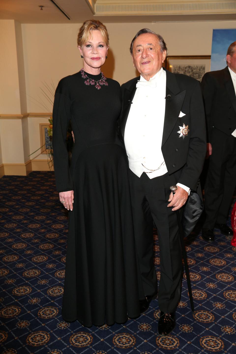 <p>Dank Frackzwang hatte es Richard Lugner bei seiner Outfitwahl wie immer leicht, sein Stargast hatte es da etwas schwerer. Melanie Griffith griff zu einem Vintage-Teil des verstorbenen Designers Azzedine Alaïa und zollte ihm damit Tribut. (Bild: Getty Images) </p>