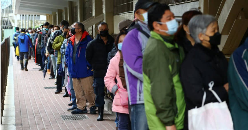 基隆市政府今日在體育館加開大型疫苗接種站；免預約，隨到隨打，一早就有大批民眾排隊等候。（圖／黃鵬杰拍攝）