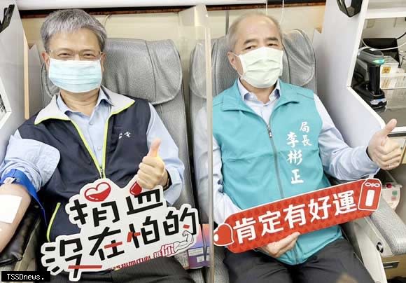 台電屏東區處長饒祐禎（左）、屏東縣消防局長李彬正（右）共同挽袖響應捐血活動。