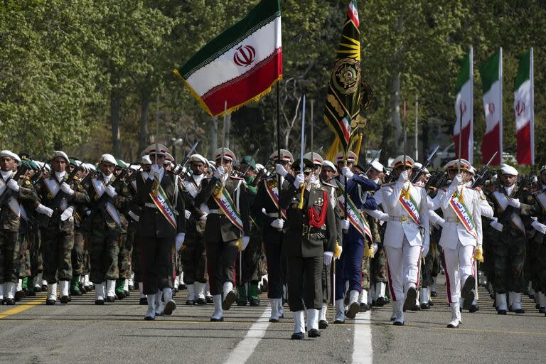 El desfile militar en una base en el norte de Teherán, Irán. (AP/Vahid Salemi)