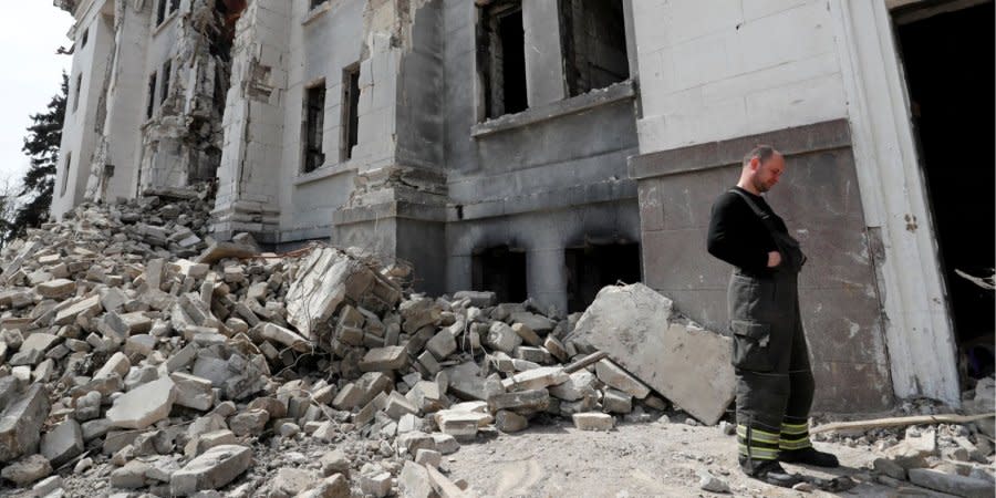 Men in Mariupol are forced to participate in the dismantling of debris, just so as not to die of starvation