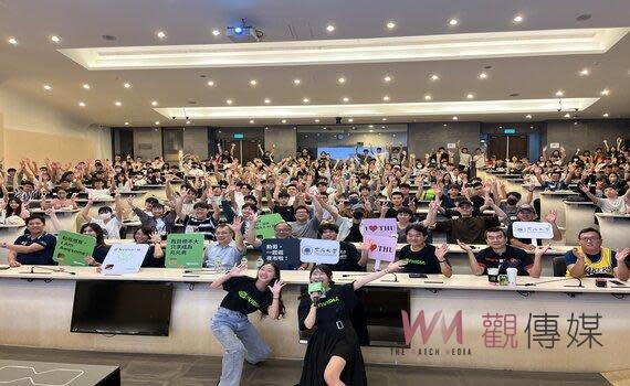 （觀傳媒中彰投新聞）【記者廖妙茜/台中報導】輝達（NVIDIA）創辦人黃仁勳於(2)日發表人工智慧（AI）主題演講，東海大學為中部地區唯一被點名的大學，更是中部唯一共同辦理Keynote Watch Party的大學，「AI東海」之所以被NVIDIA納入夥伴名單可說其來有自，因為東海是全國最早攜手NVIDIA提供全校師生完整的3D博雅雲架構和功能的大學，在NVIDIA眼中，東海不僅聲望、聲量是中部第一，更是一所致力於AI培育人才，為產業界尋找解方的一流大學。