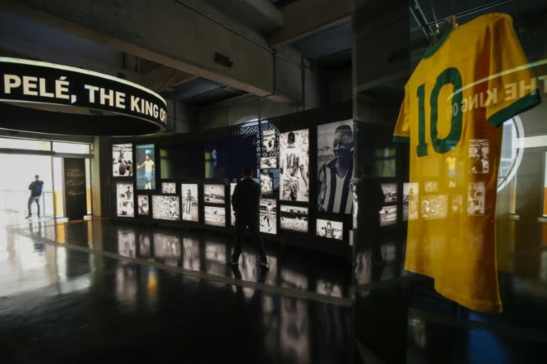 Un hombre visita el Museo del Fútbol en Sao Paulo el 10 de julio de 2024. El Museo vuelve a abrir al público el 12 de julio de 2024, tras las renovaciones y la instalación del espacio "Mujeres no Futebol" (Mujeres del fútbol), que cuenta cómo se mantienen las mujeres brasileñas. jugando incluso bajo la prohibición contra el fútbol femenino instituida por el expresidente Getulio Vargas y que estuvo vigente entre 1941 y 1979. (Miguel SCHINCARIOL)