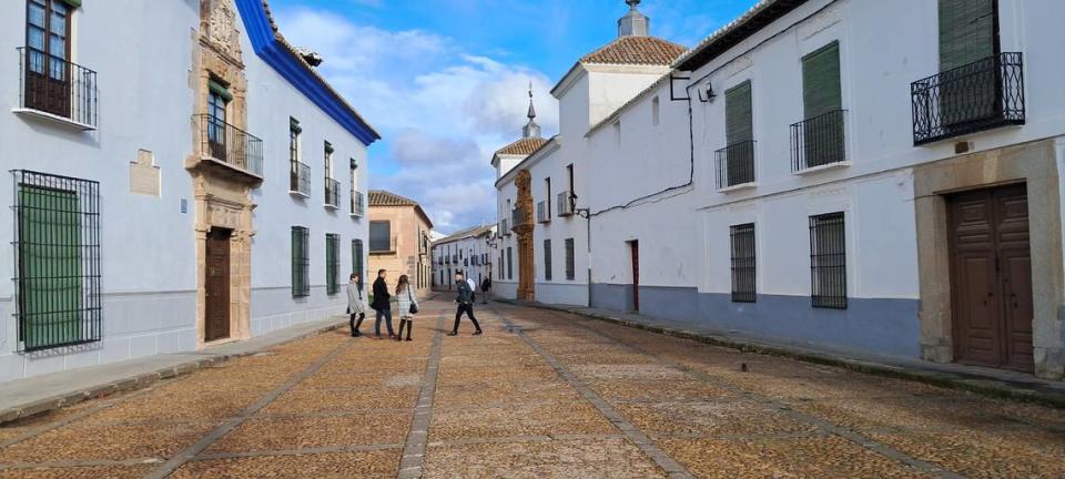 A la izquierda, la puerta del palacio de Torremejía. Fotos cortesía/Ana Lucía Ortega