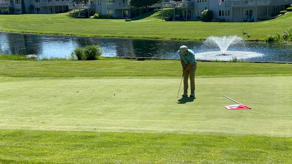 Ridley Fast hace un hoyo con birdie en la final regional en Coldwater.