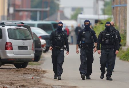 German special police members walk near a mosque association property in Berlin, Germany September 22, 2015. REUTERS/Hannibal Hanschke