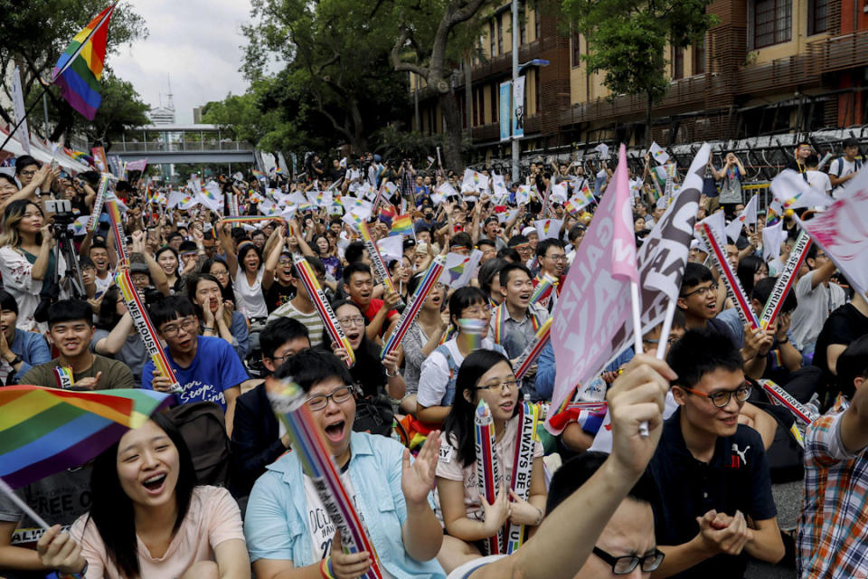 2017年5月24日，同性婚姻支持者在台北市內舉行集會，在聽到立法院宣告《民法》不允許同性建立「親密、排他、永久關係」的相關規定違憲後，支持者立刻吶喊歡呼。