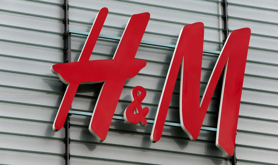 Swedish fashion retail group H&M saw profits fall 61% (REUTERS/Arnd Wiegmann)