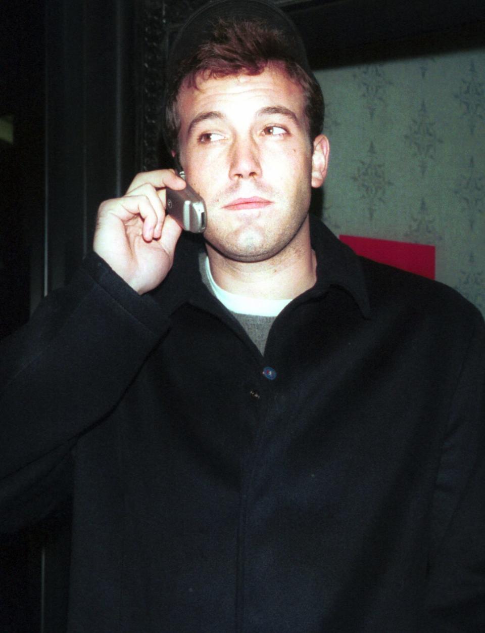 <p>Affleck made a call on his tiny phone in 2000. </p>