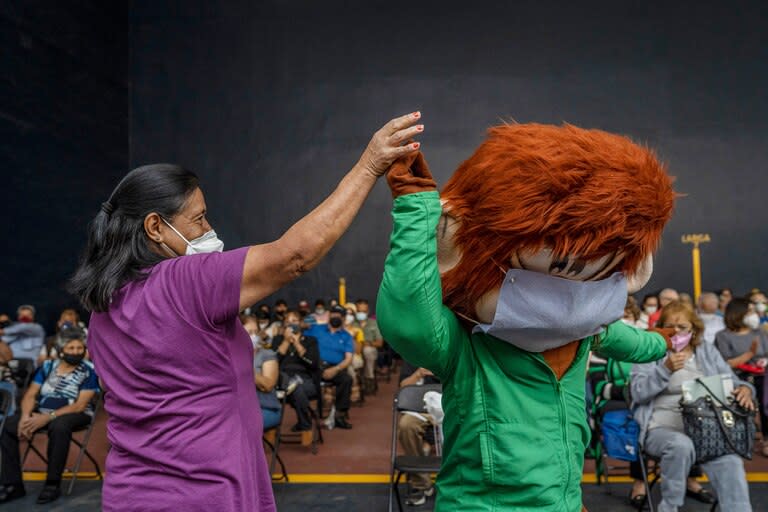 Las personas celebran después de recibir su segunda dosis de la vacuna AstraZeneca contra el Covid-19 en la Ciudad de México, el 14 de abril de 2021