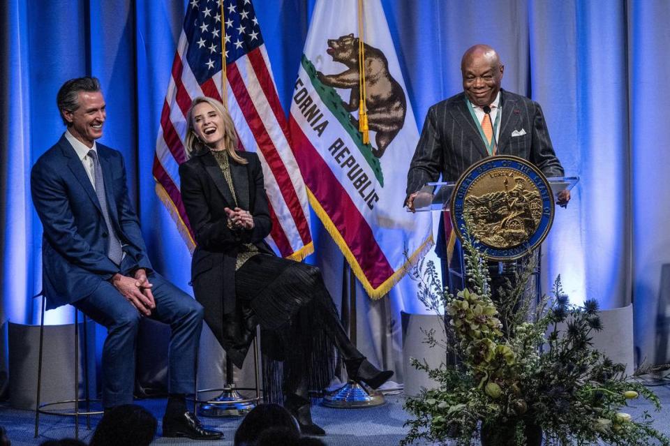 Willie L. Brown Jr., former California Assembly Speaker who also served as mayor of San Francisco, speaks after being inducted into the California Hall of Fame on Tuesday, Feb. 6, 2024, at the California Museum in Sacramento. Gov. Gavin Newsom and First Partner Jennifer Siebel Newsom laugh at Brown’s comments. Hector Amezcua/hamezcua@sacbee.com