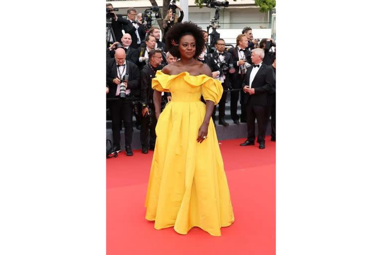 Viola Davis con un vestido amarillo con semimangas y mucho volumen