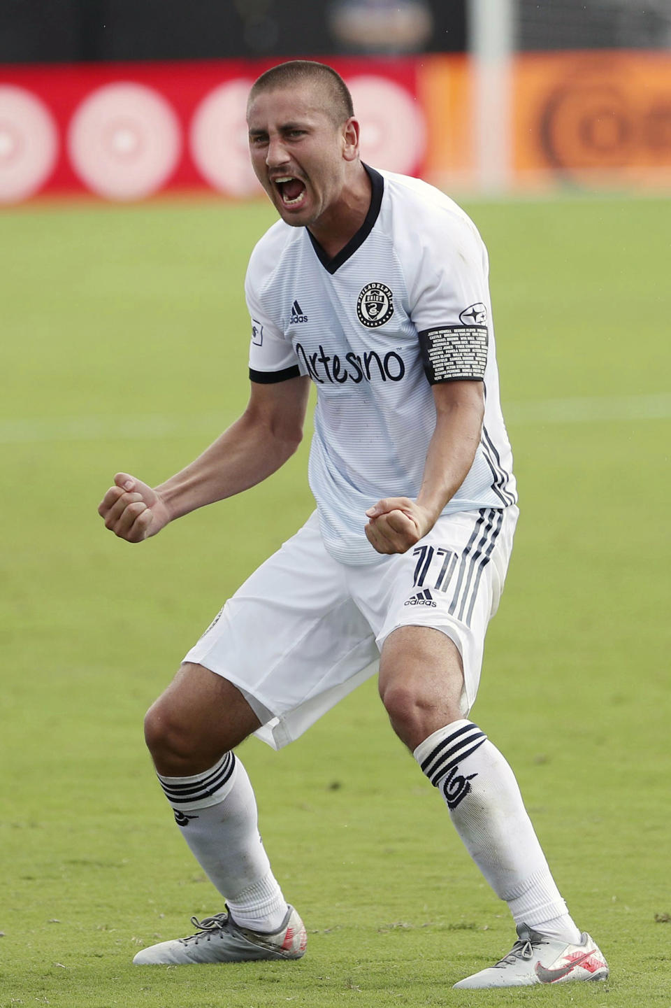 Alejandro Bedoya celebra tras anotar un gol para Filadelfia Union en el partido de la MLS ante New York City FC en Orlando, Florida, el jueves 9 de julio de 2020. (Stephen M. Dowell/Orlando Sentinel vía AP)