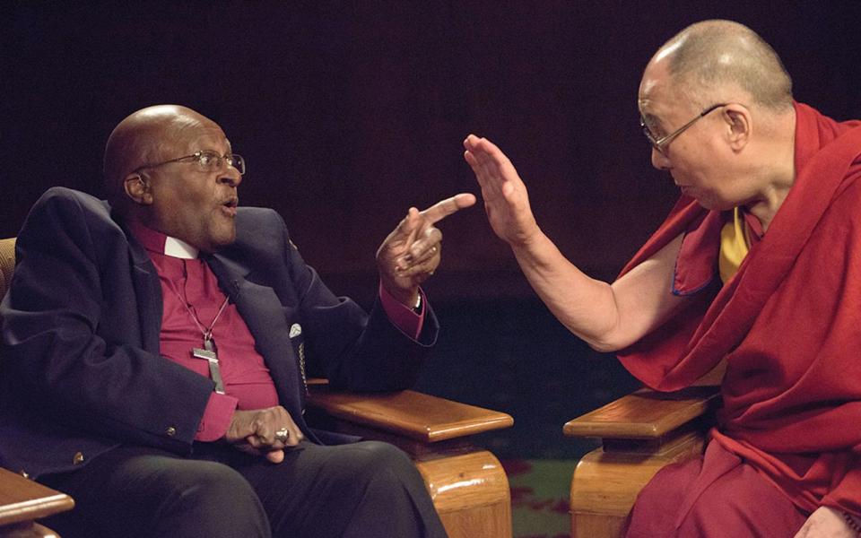 Sie unterscheiden sich sehr im Glauben, haben aber doch viel gemeinsam: Die Dokumentation "Mission: Joy" zeigt Erzbischof Desmond Tutu (links) und den Dalai Lama im Dialog. (Bild: Miranda Penn Turin)