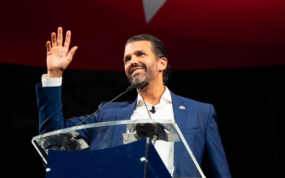 Ein neues T-Shirt in seinem Onlineshop sorgt für Aufsehen: Donald Trump Jr. macht sich über die Tragödie um Schauspieler Alec Baldwin lustig. (Bild: Brandon Bell / Getty Images)